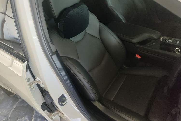 Used Cadillac CT5 2023 28T Platinum Edition Right Front Seat