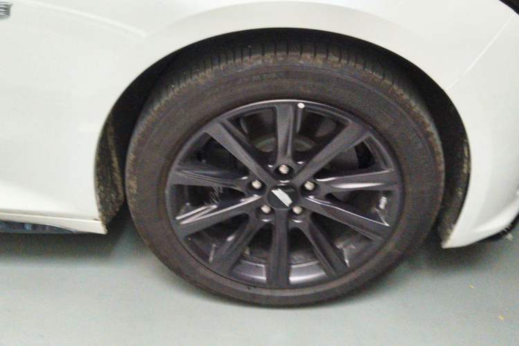 Used Cadillac CT5 2023 28T Prestige Model Right Front Wheel Hub