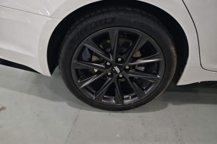Used Cadillac CT5 2023 28T Platinum Edition Right Rear Wheel Hub