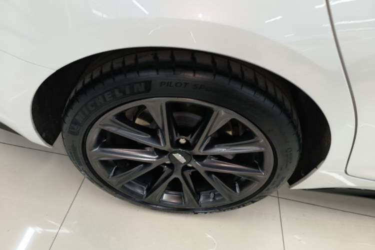 Used Cadillac CT5 2023 28T Platinum Edition Right Rear Wheel Hub