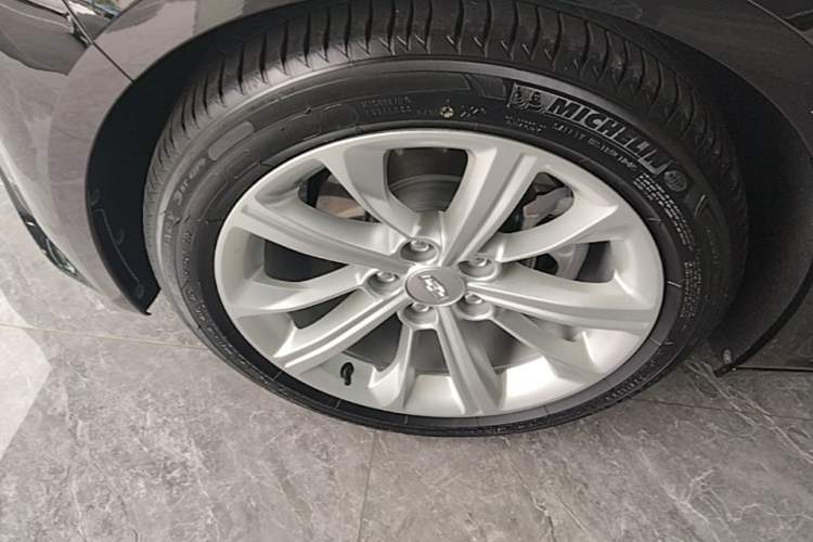 Used Cadillac CT5 2024 28T Luxury Pro Trim Left Front Wheel Hub