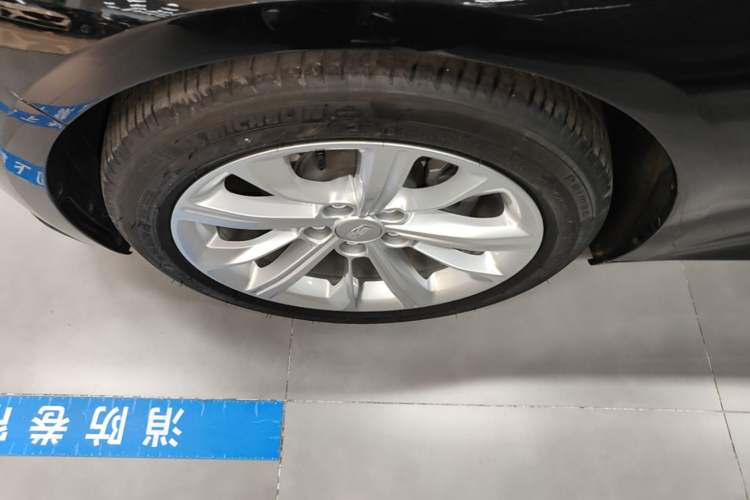 Used Cadillac CT5 2024 28T Luxury Pro Trim Left Front Wheel Hub