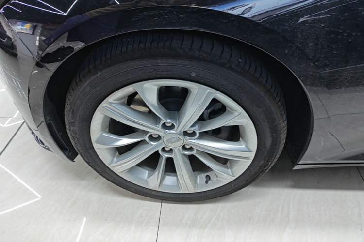 Used Cadillac CT5 2024 28T Luxury Pro Trim Left Front Wheel Hub