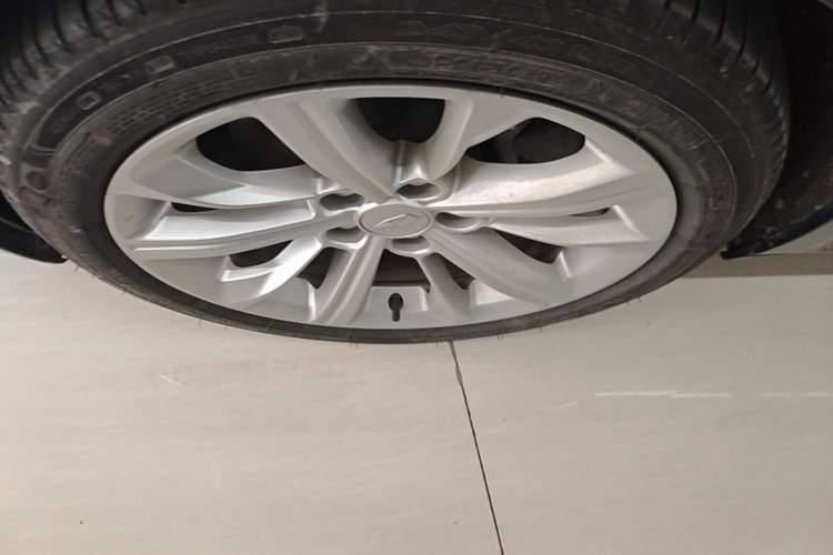 Used Cadillac CT5 2024 28T Luxury Pro Trim Left Front Wheel Hub