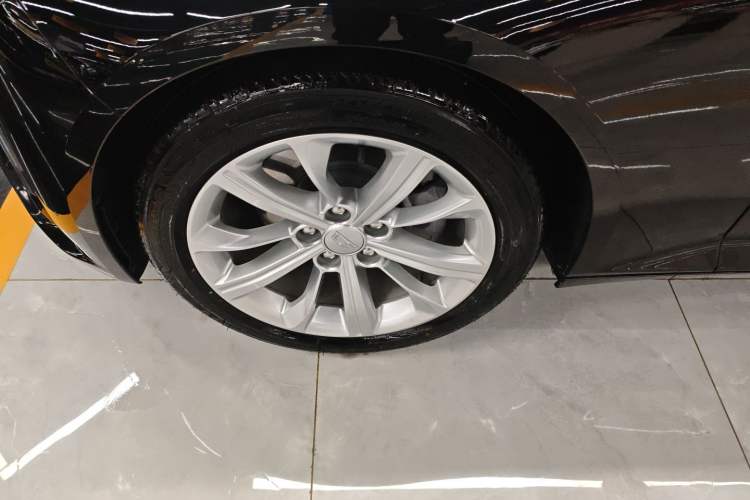 Used Cadillac CT5 2024 28T Luxury Pro Trim Left Front Wheel Hub