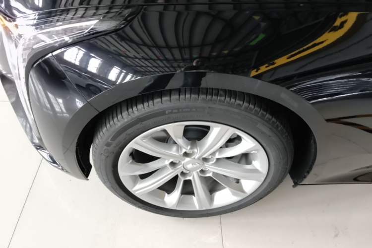 Used Cadillac CT5 2024 28T Luxury Pro Trim Left Front Wheel Hub