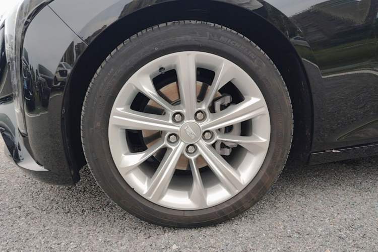 Used Cadillac CT5 2024 28T Luxury Pro Trim Left Front Wheel Hub