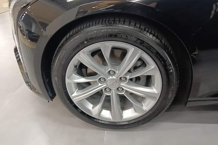 Used Cadillac CT5 2024 28T Luxury Pro Trim Left Front Wheel Hub