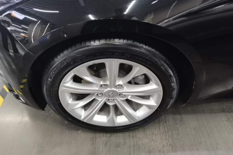Used Cadillac CT5 2024 28T Luxury Pro Trim Left Front Wheel Hub