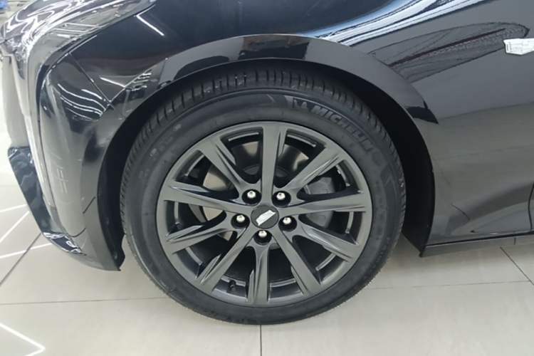 Used Cadillac CT5 2024 28T Luxury Pro Trim Left Front Wheel Hub