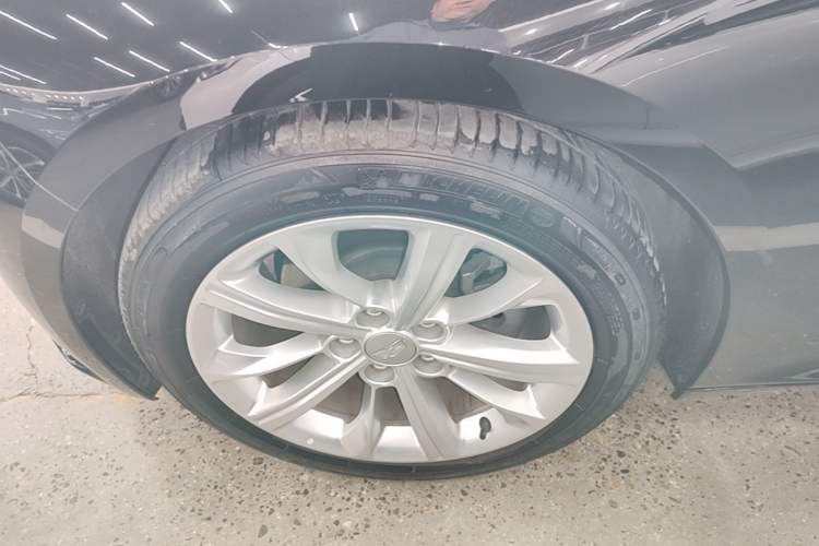 Used Cadillac CT5 2024 28T Luxury Pro Trim Left Front Wheel Hub