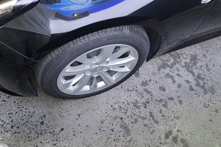 Used Cadillac CT5 2024 28T Luxury Pro Trim Left Front Wheel Hub