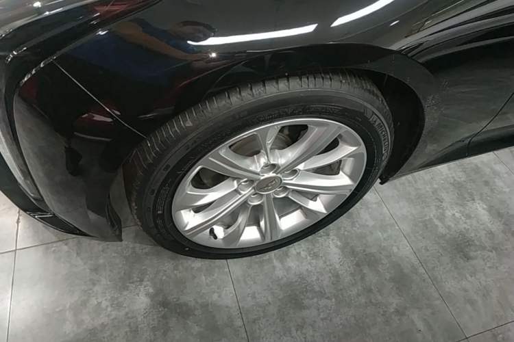 Used Cadillac CT5 2024 28T Luxury Pro Trim Left Front Wheel Hub
