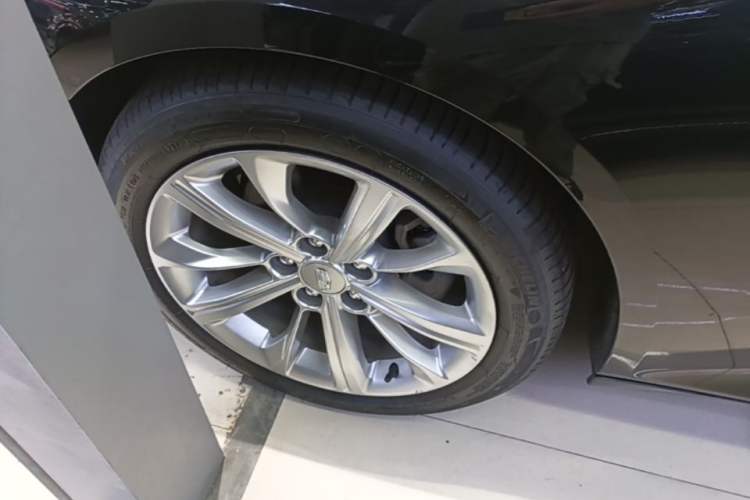 Used Cadillac CT5 2024 28T Luxury Pro Trim Left Front Wheel Hub