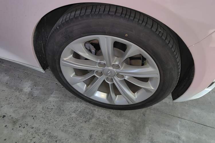 Used Cadillac CT5 2024 28T Luxury Pro Trim Right Front Wheel Hub