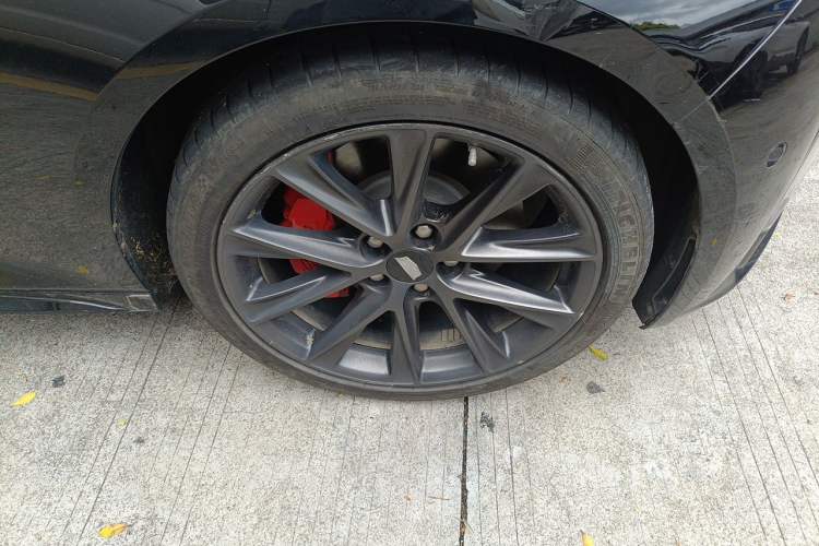 Used Cadillac CT5 2024 28T Platinum Edition Right Front Wheel Hub