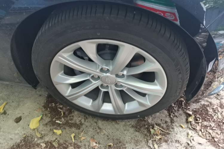 Used Cadillac CT5 2024 28T Luxury Pro Trim Right Front Wheel Hub