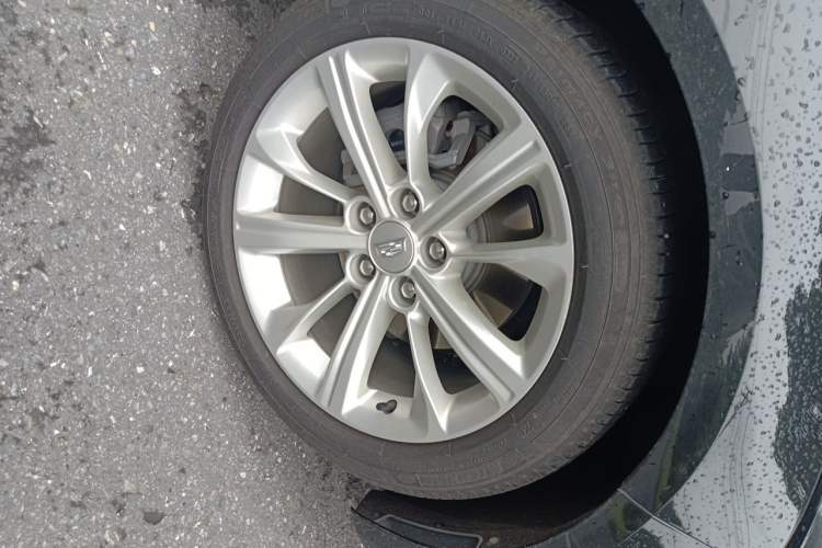 Used Cadillac CT5 2024 28T Luxury Pro Trim Right Front Wheel Hub
