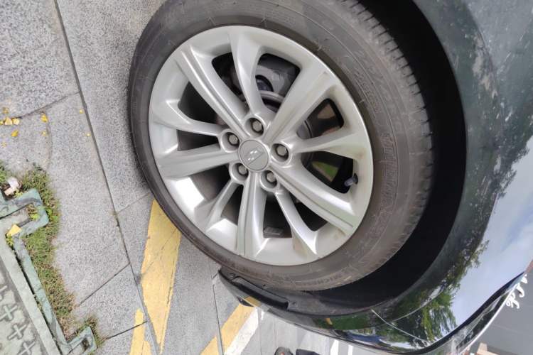 Used Cadillac CT5 2024 28T Luxury Pro Trim Right Front Wheel Hub