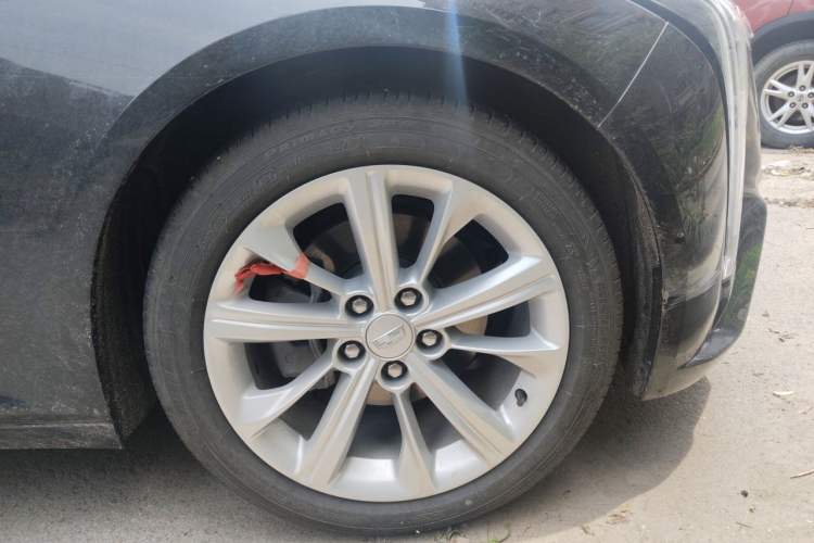 Used Cadillac CT5 2024 28T Luxury Pro Trim Right Front Wheel Hub
