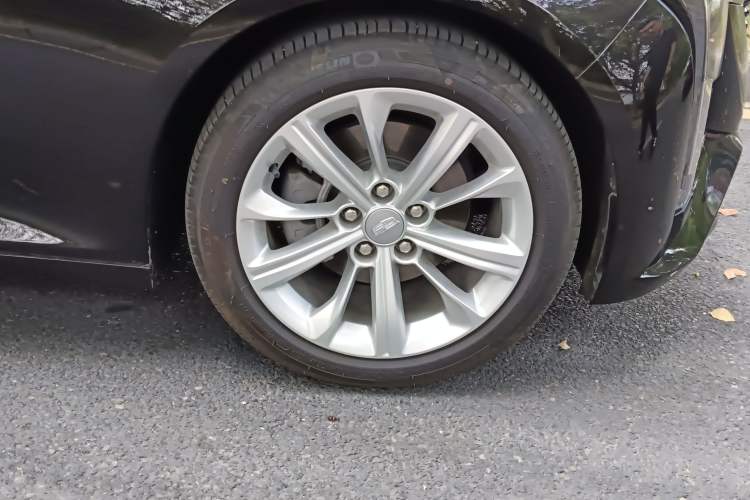 Used Cadillac CT5 2024 28T Luxury Pro Trim Right Front Wheel Hub