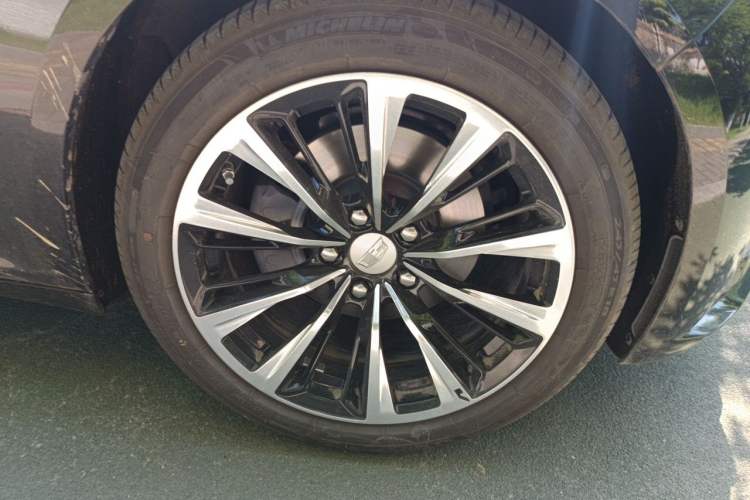 Used Cadillac CT5 2024 28T Luxury Pro Trim Right Front Wheel Hub