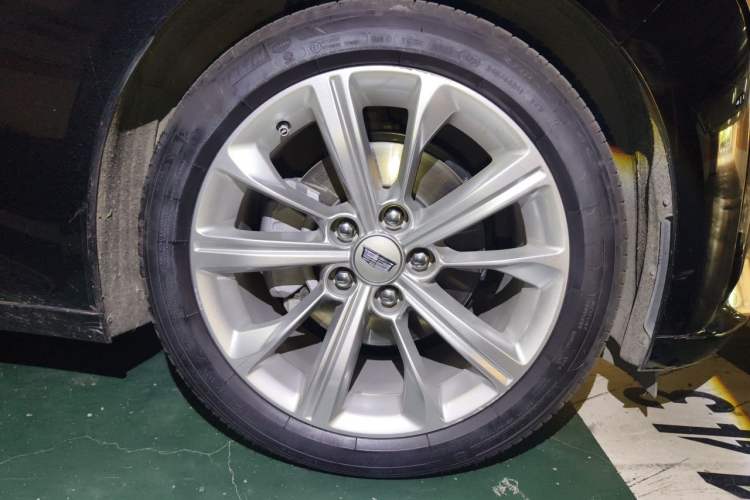 Used Cadillac CT5 2024 28T Luxury Pro Trim Right Front Wheel Hub