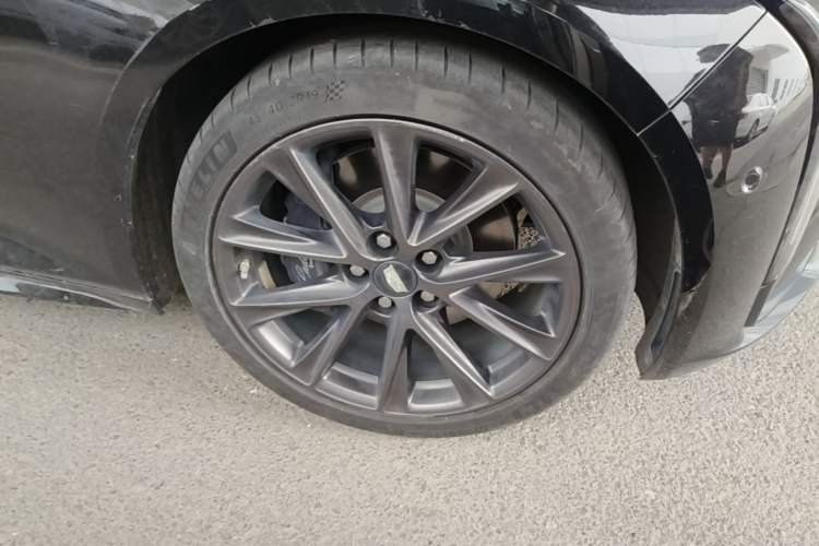 Used Cadillac CT5 2024 28T Platinum Edition Right Front Wheel Hub