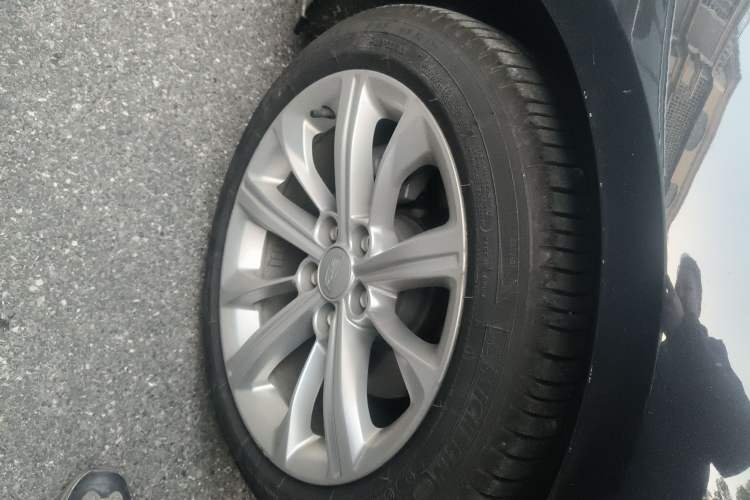 Used Cadillac CT5 2024 28T Luxury Pro Trim Right Front Wheel Hub