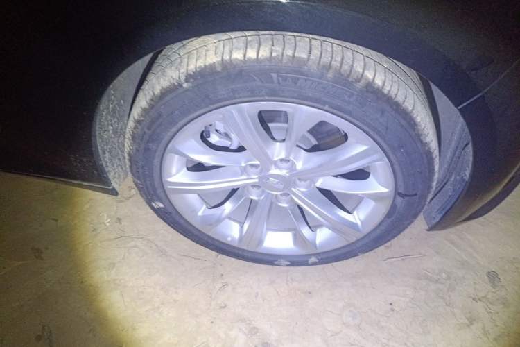 Used Cadillac CT5 2024 28T Luxury Pro Trim Right Front Wheel Hub