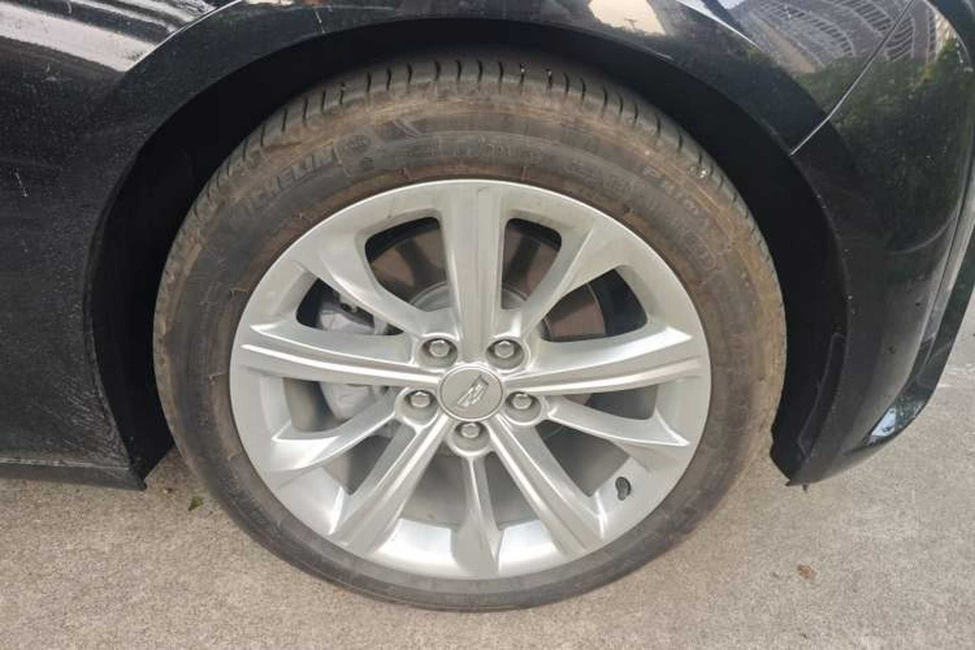 Used Cadillac CT5 2024 28T Luxury Pro Trim Right Front Wheel Hub