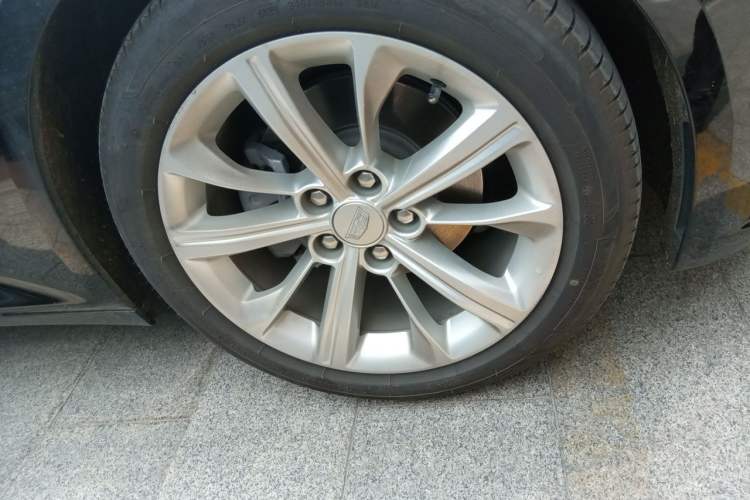 Used Cadillac CT5 2024 28T Luxury Pro Trim Right Front Wheel Hub