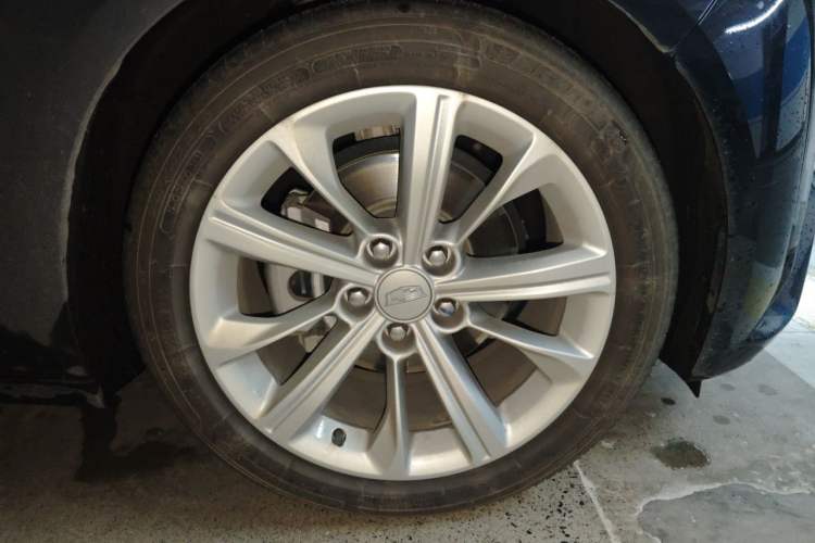 Used Cadillac CT5 2024 28T Luxury Pro Trim Right Front Wheel Hub
