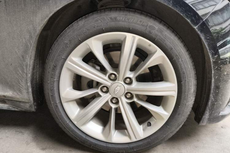 Used Cadillac CT5 2024 28T Luxury Pro Trim Right Front Wheel Hub