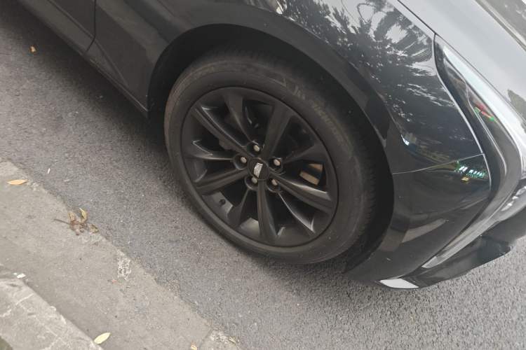 Used Cadillac CT5 2024 28T Luxury Pro Trim Right Front Wheel Hub