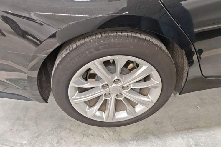 Used Cadillac CT5 2024 28T Luxury Pro Trim Right Rear Wheel Hub