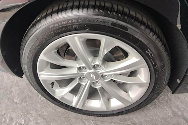 Used Cadillac CT5 2024 28T Luxury Pro Trim Right Rear Wheel Hub