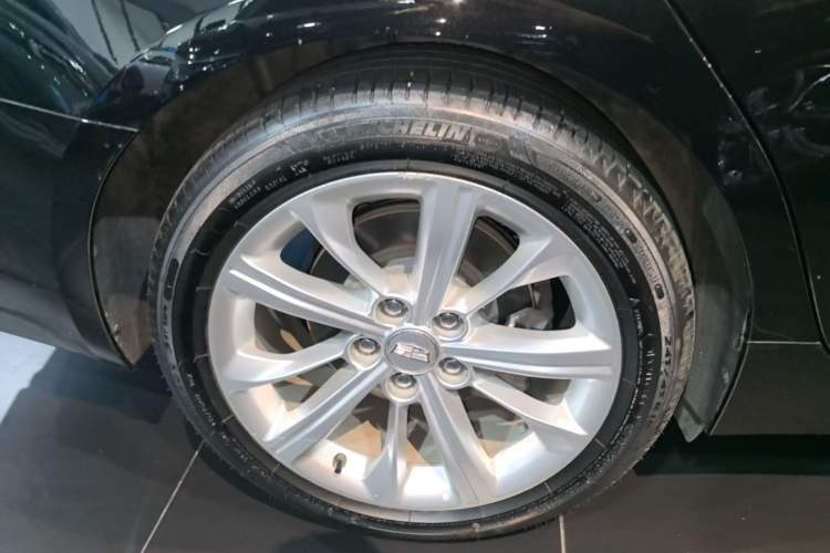Used Cadillac CT5 2024 28T Luxury Pro Trim Right Rear Wheel Hub