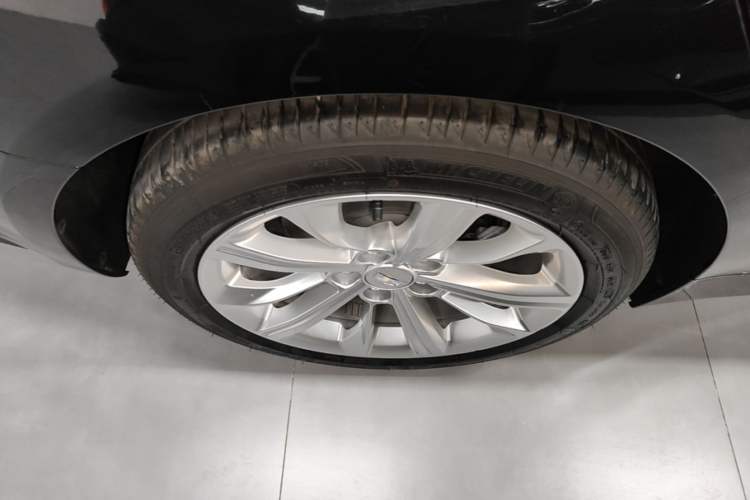 Used Cadillac CT5 2024 28T Luxury Pro Trim Right Rear Wheel Hub