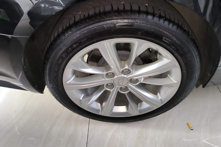Used Cadillac CT5 2024 28T Luxury Pro Trim Right Rear Wheel Hub