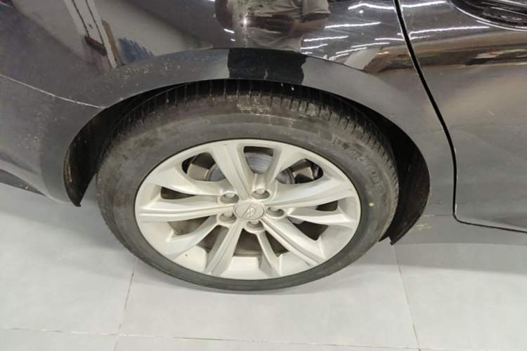 Used Cadillac CT5 2024 28T Luxury Pro Trim Right Rear Wheel Hub