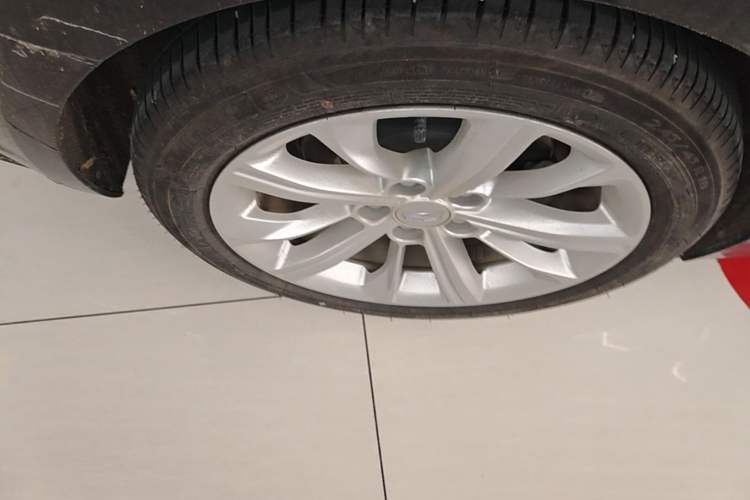 Used Cadillac CT5 2024 28T Luxury Pro Trim Right Rear Wheel Hub