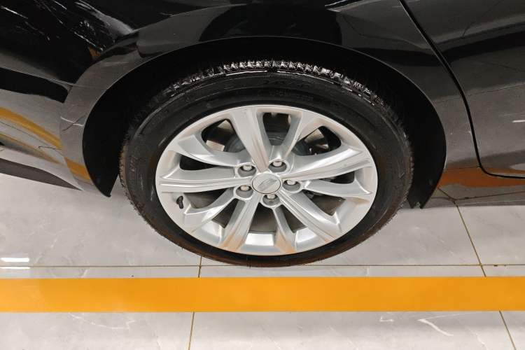 Used Cadillac CT5 2024 28T Luxury Pro Trim Right Rear Wheel Hub