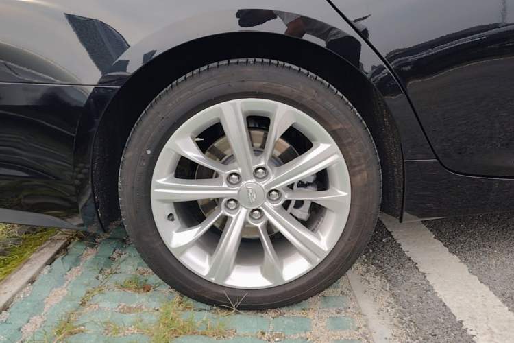 Used Cadillac CT5 2024 28T Luxury Pro Trim Right Rear Wheel Hub