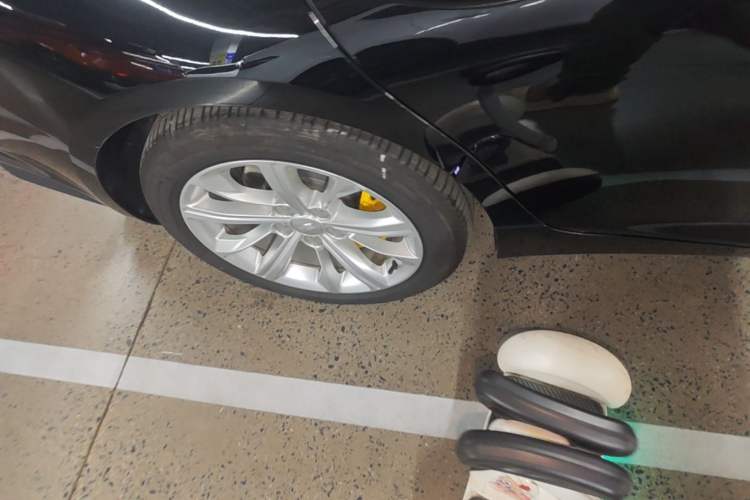 Used Cadillac CT5 2024 28T Luxury Pro Trim Right Rear Wheel Hub