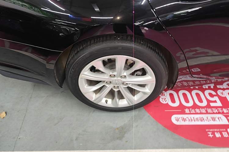 Used Cadillac CT5 2024 28T Luxury Pro Trim Right Rear Wheel Hub
