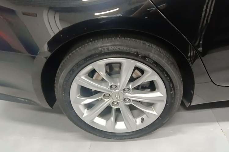 Used Cadillac CT5 2024 28T Luxury Pro Trim Right Rear Wheel Hub