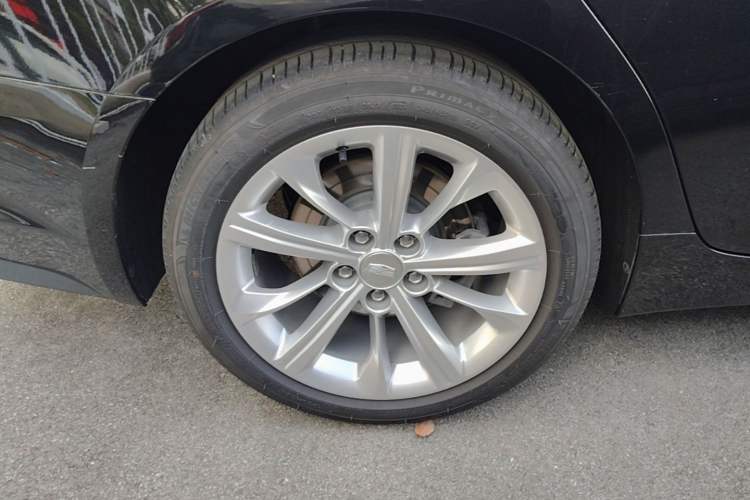 Used Cadillac CT5 2024 28T Luxury Pro Trim Right Rear Wheel Hub