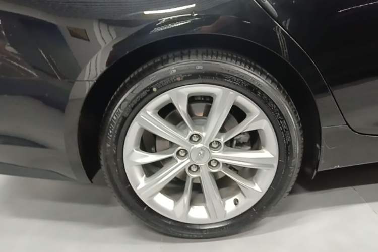 Used Cadillac CT5 2024 28T Luxury Pro Trim Right Rear Wheel Hub