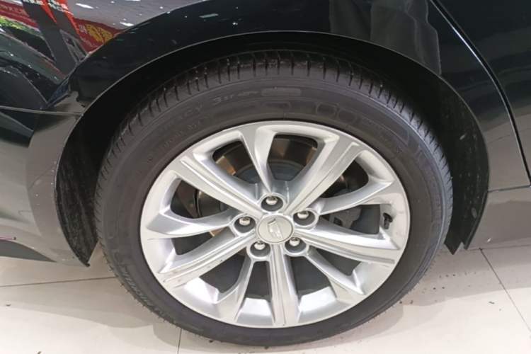 Used Cadillac CT5 2024 28T Luxury Pro Trim Right Rear Wheel Hub